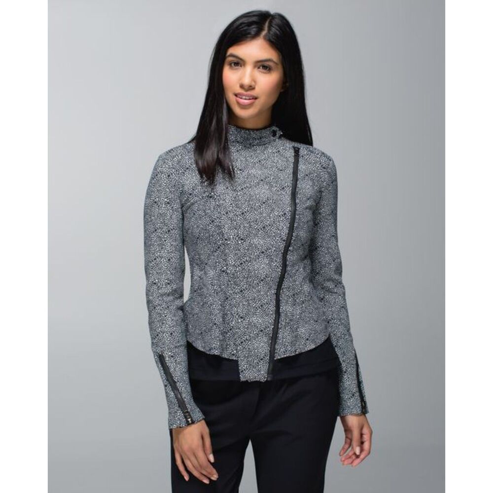 Lululemon Bust A Move Jacket Black fits like size medium no hood